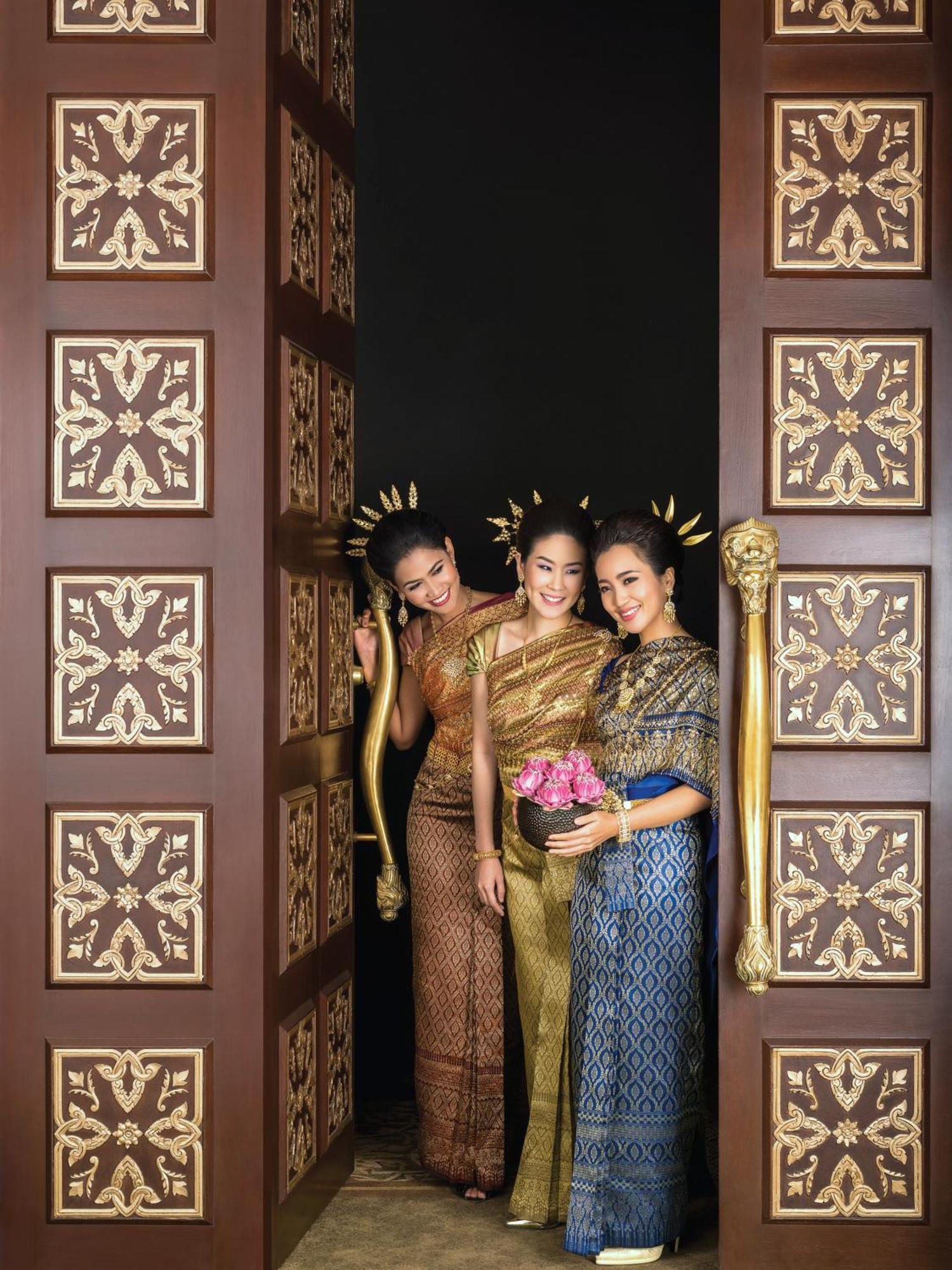 Dusit Doha Hotel מראה חיצוני תמונה Thai women in traditional dress