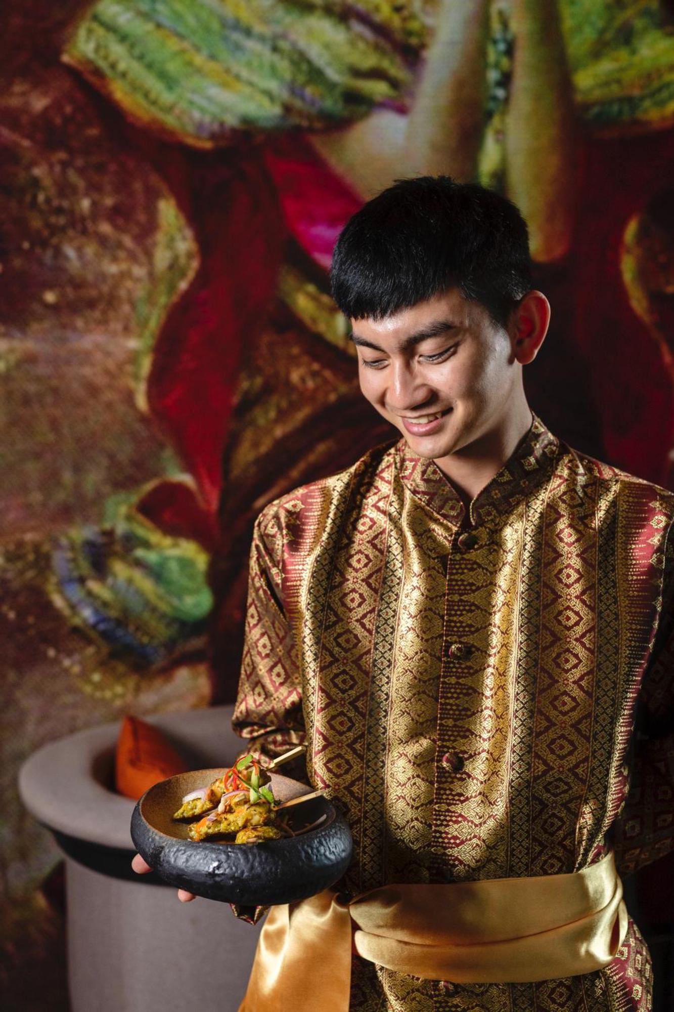 Dusit Doha Hotel מראה חיצוני תמונה A Thai man wearing a Thai shirt