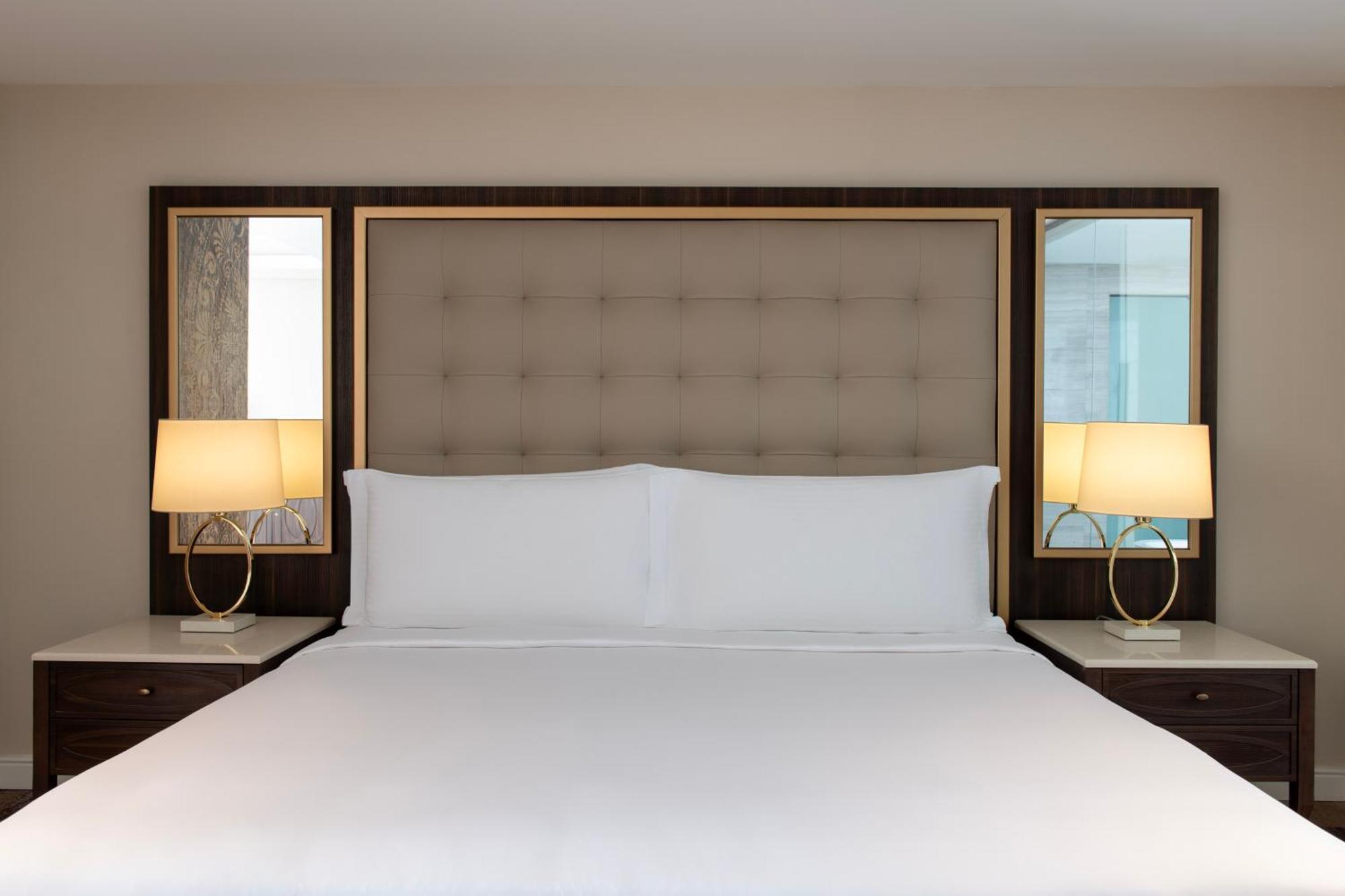 Dusit Doha Hotel מראה חיצוני תמונה A bedroom at the Conrad Dubai