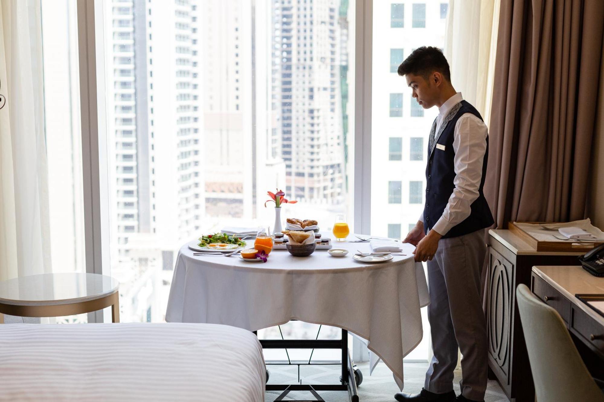 Dusit Doha Hotel מראה חיצוני תמונה Room service