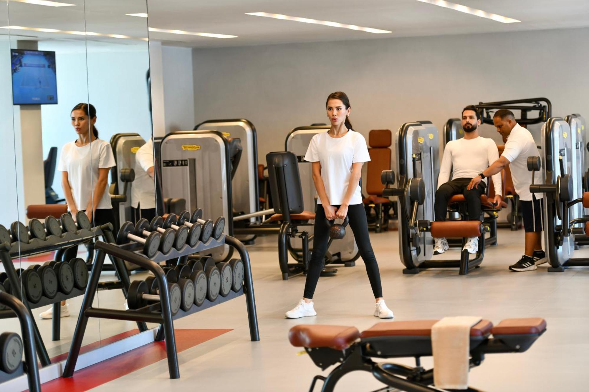 Dusit Doha Hotel מראה חיצוני תמונה The gym at the hotel