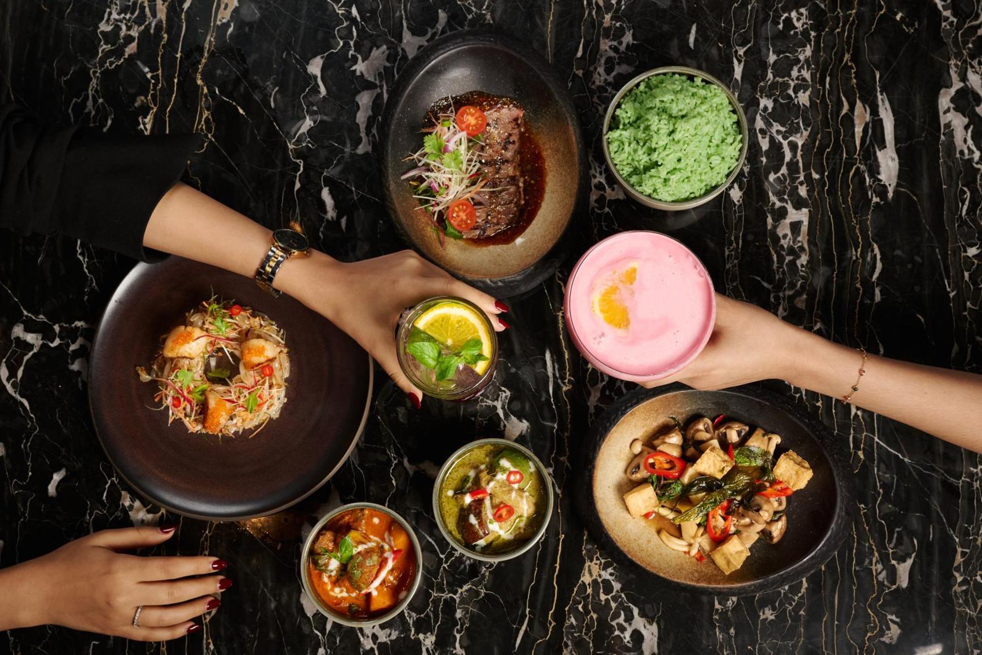 Dusit Doha Hotel מראה חיצוני תמונה Dishes at the restaurant
