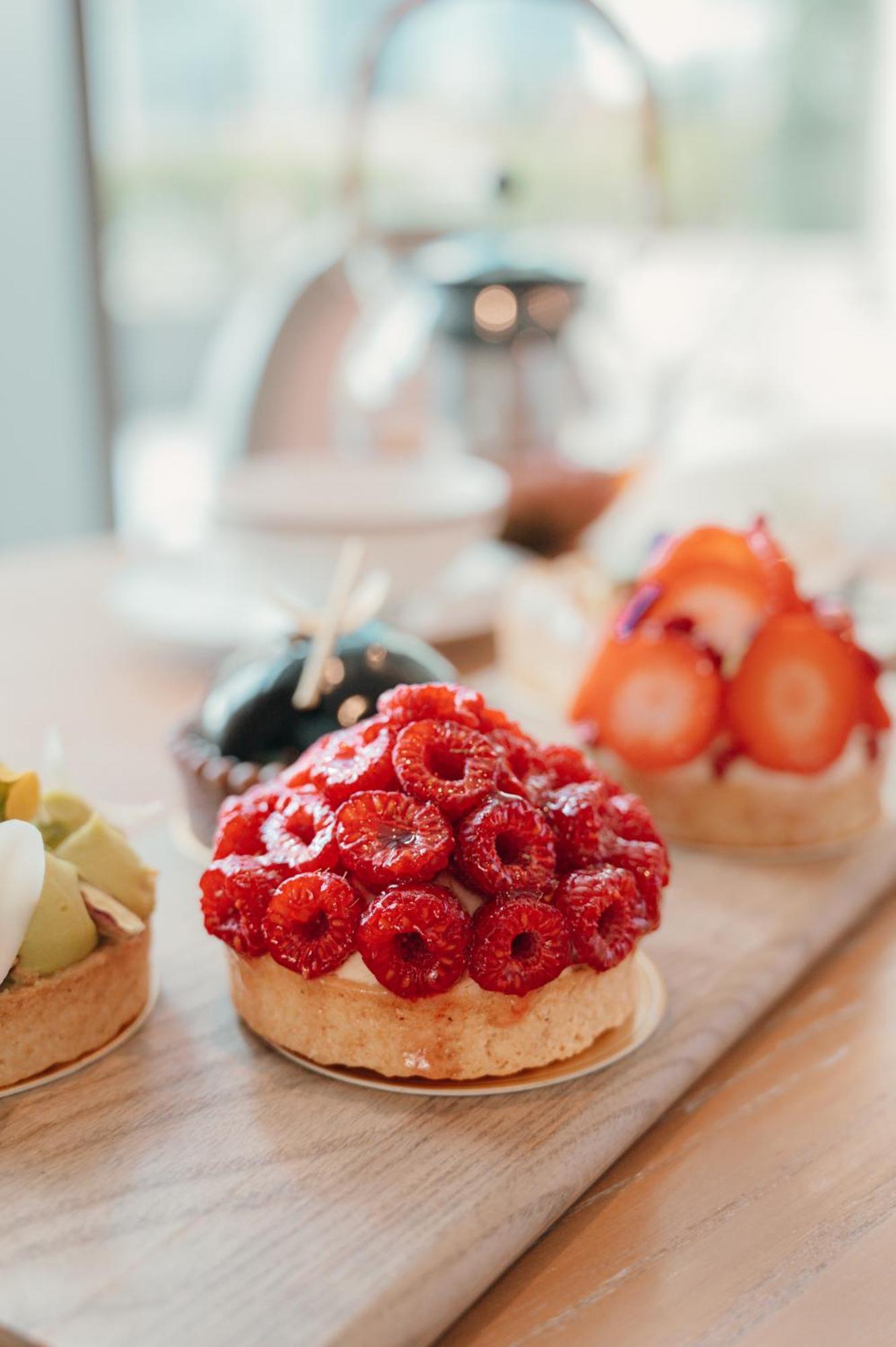 Dusit Doha Hotel מראה חיצוני תמונה Strawberry tart
