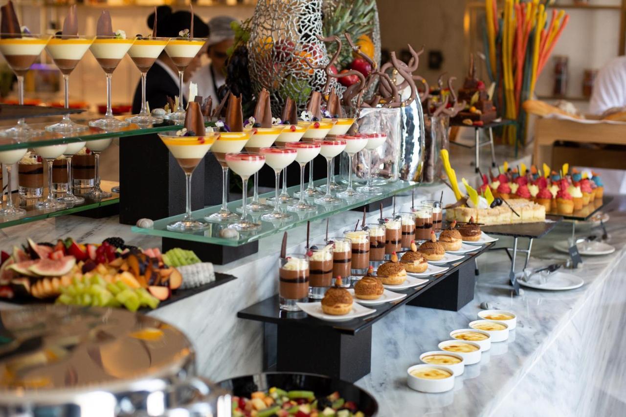 Dusit Doha Hotel מראה חיצוני תמונה A dessert buffet