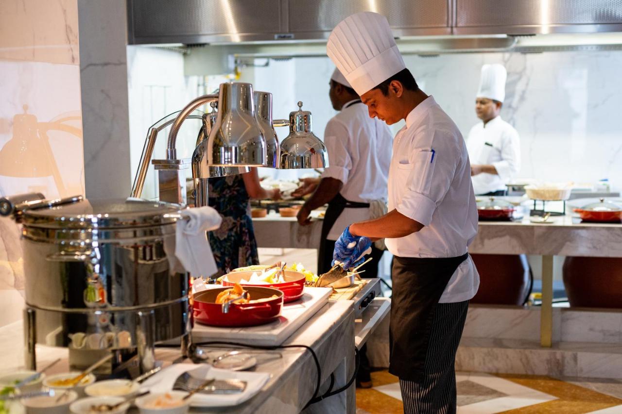 Dusit Doha Hotel מראה חיצוני תמונה A chef at work
